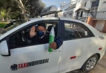 Taxista lleva un balón de oxígeno para ayudar a sus pasajeros