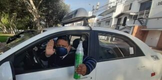 Taxista lleva un balón de oxígeno para ayudar a sus pasajeros