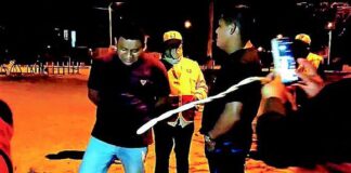 Detienen a tres policías por incumplir el toque de queda