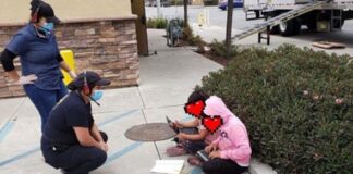 Niñas usan el Wi-Fi de un restaurante sentándose en la calle para hacer sus tareas en California