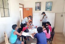 Policías realizan reforzamiento de clases a niños que no cuentan con medios digitales