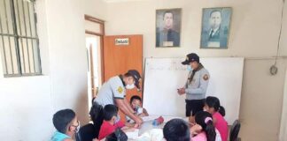 Policías realizan reforzamiento de clases a niños que no cuentan con medios digitales