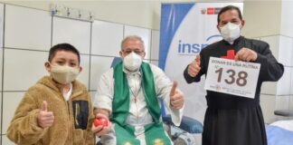 Sacerdote de 60 años dona sangre para salvar vidas de niños en el INSN San Borja