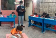Adolescente trasforma su casa en una escuela y dicta clases a niños sin Internet