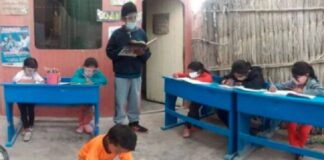 Adolescente trasforma su casa en una escuela y dicta clases a niños sin Internet