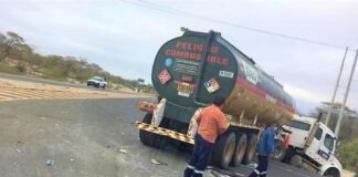 Veinticuatro personas se salvan de morir carbonizadas en un choque entre una cisterna y un ómnibus en Piura