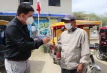Alcalde Darwin García entrega tarjetas de circulación y credenciales a mototaxistas formales