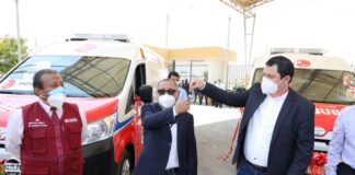 Gobernador entrega dos ambulancias y cuatro incubadoras para Paita