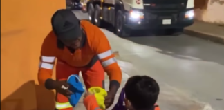 Pequeño se disfraza de empleado y regala dulces a recolectores de basura