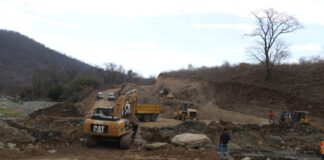 Gore presenta avance de más 46% en obra de mejoramiento de camino vecinal en suyo
