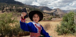 Información errónea y desinformación en línea vulneran vida de las niñas y jóvenes, según informe global