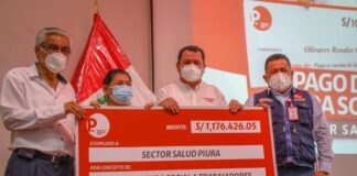 Gobernador entregó cheques de S/10 mil por pago de deuda social a beneficiarios del sector salud