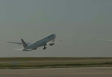 Expulsan a un pasajero de un avión en Florida por llevar un tanga como tapabocas
