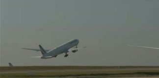 Expulsan a un pasajero de un avión en Florida por llevar un tanga como tapabocas