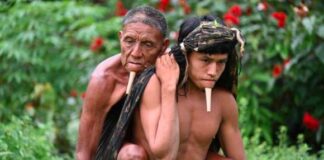 Joven carga a su padre por seis horas en la Amazonía para que reciba la vacuna anticovid