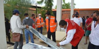 Gore entrega 300 calaminas y 500 sacos terreros a damnificados de Chulucanas