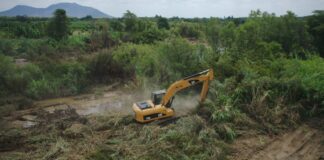 Gore ejecuta trabajos de descolmatación y limpieza en el río Charanal