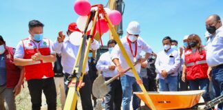 Gobernador coloca primera piedra para construcción de cuatro puentes en el dren Sechura