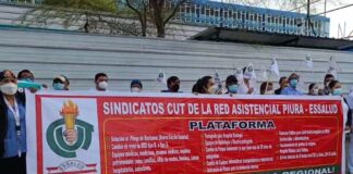 Personal de EsSalud realizaron un plantón frente al Hospital Regional de Piura