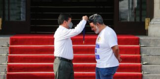 Presidente Pedro Castillo condecoró a Andrés Hurtado «Chibolin»