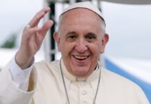 Papa Francisco: «La iglesia no rechaza la homosexual. Dios no reniega de ninguno de sus hijos»