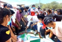 Gore Piura en actividad realizada en Querecotillo entrega sacos con abono orgánico