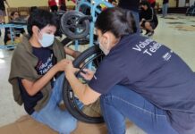 Voluntarios de Telefónica arman y entregan sillas de ruedas para personas con discapacidad de Piura