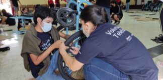 Voluntarios de Telefónica arman y entregan sillas de ruedas para personas con discapacidad de Piura