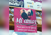 México: Mujer coloca un cartel en el puente para pedirle a su exnovio que no se case