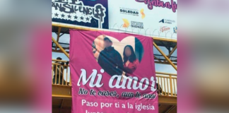México: Mujer coloca un cartel en el puente para pedirle a su exnovio que no se case