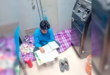 India: Captan a vigilante estudiando dentro de un cajero automático y se gana la admiración de miles