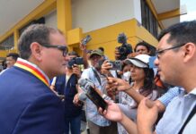 Alcalde promete reubicar a los comerciantes ambulantes del complejo de mercados en medio año