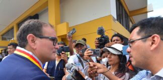Alcalde promete reubicar a los comerciantes ambulantes del complejo de mercados en medio año