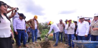 Colocan primera piedra para iniciar trabajos de revestimiento del canal t18.9 en Tambogrande