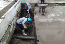Municipalidad de Piura limpia y retira lodo de las alcantarillas del malecón Eguiguren