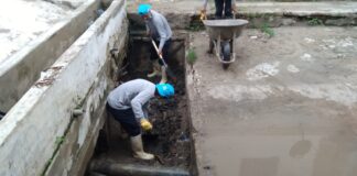 Municipalidad de Piura limpia y retira lodo de las alcantarillas del malecón Eguiguren