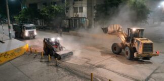 Limpian calles de Piura con barredora mecánica