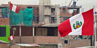 Municipalidades multarán con más de S/ 2 mil a quien coloque bandera del Perú en mal estado