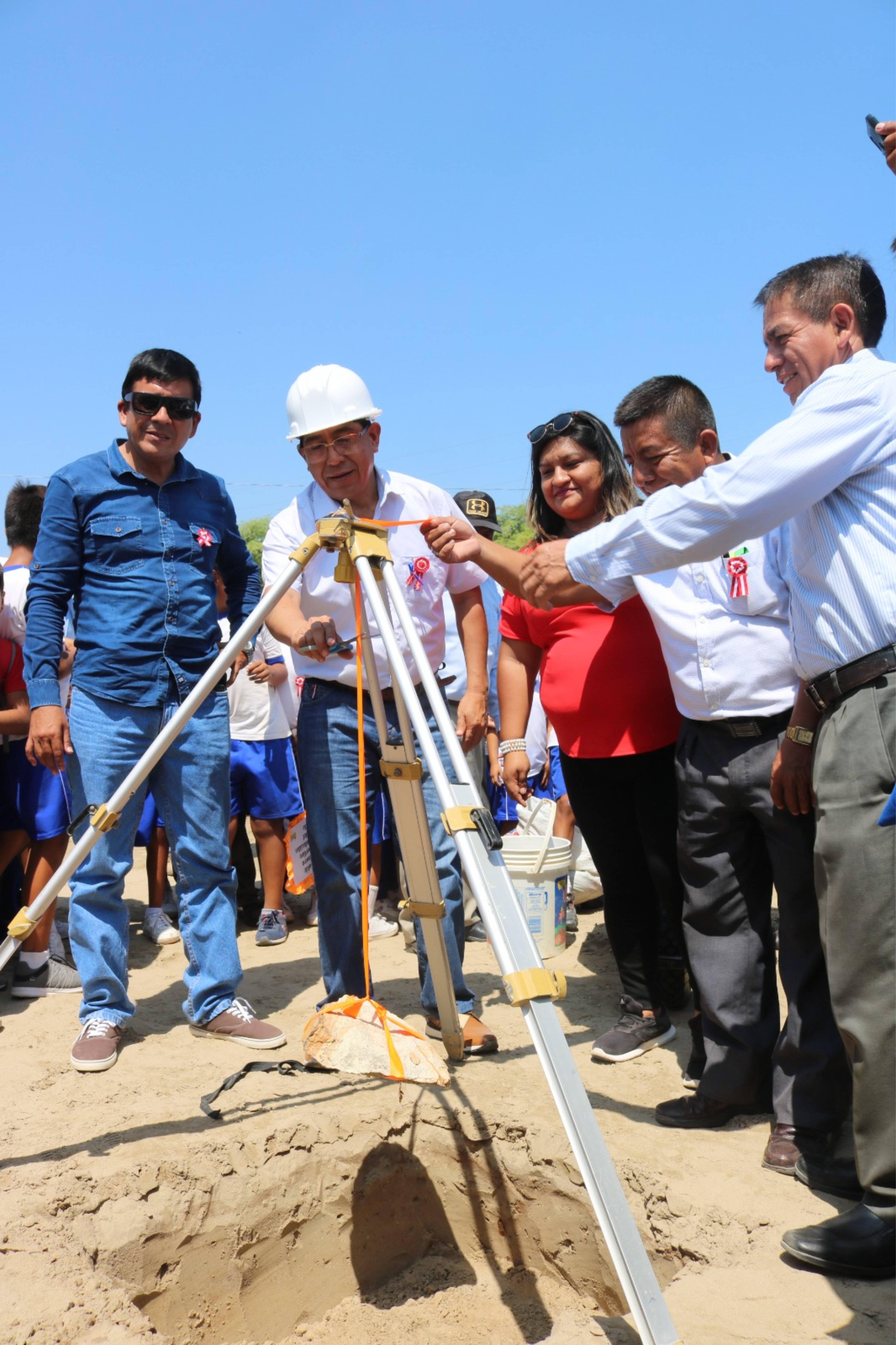 Colocan primera piedra para construcción de cancha sintética en el Medio Piura