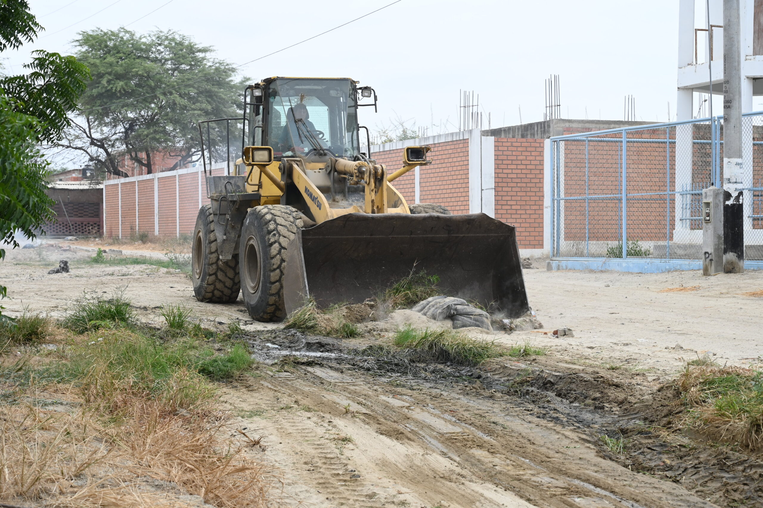 Maquinaria Municipal interviene calles del caserío Miraflores afectadas por las lluvias