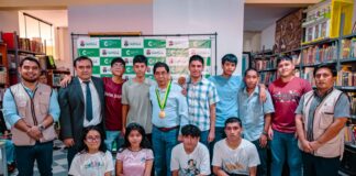 Alcalde de Castilla reconoce a 12 ingresantes a la UNP que se prepararon en la academia municipal
