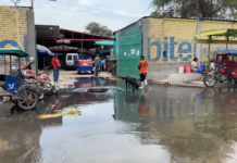 Vendedores y transportistas protestan tras colapso de desagüe frente a mercado ‘ACOMIPOMALER’