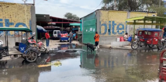 Vendedores y transportistas protestan tras colapso de desagüe frente a mercado ‘ACOMIPOMALER’