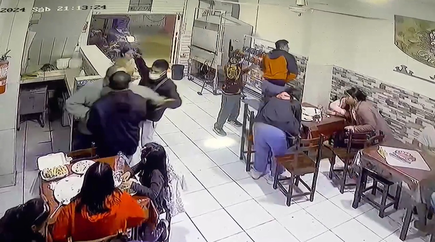 Hampones asaltan a 12 comensales en pollería