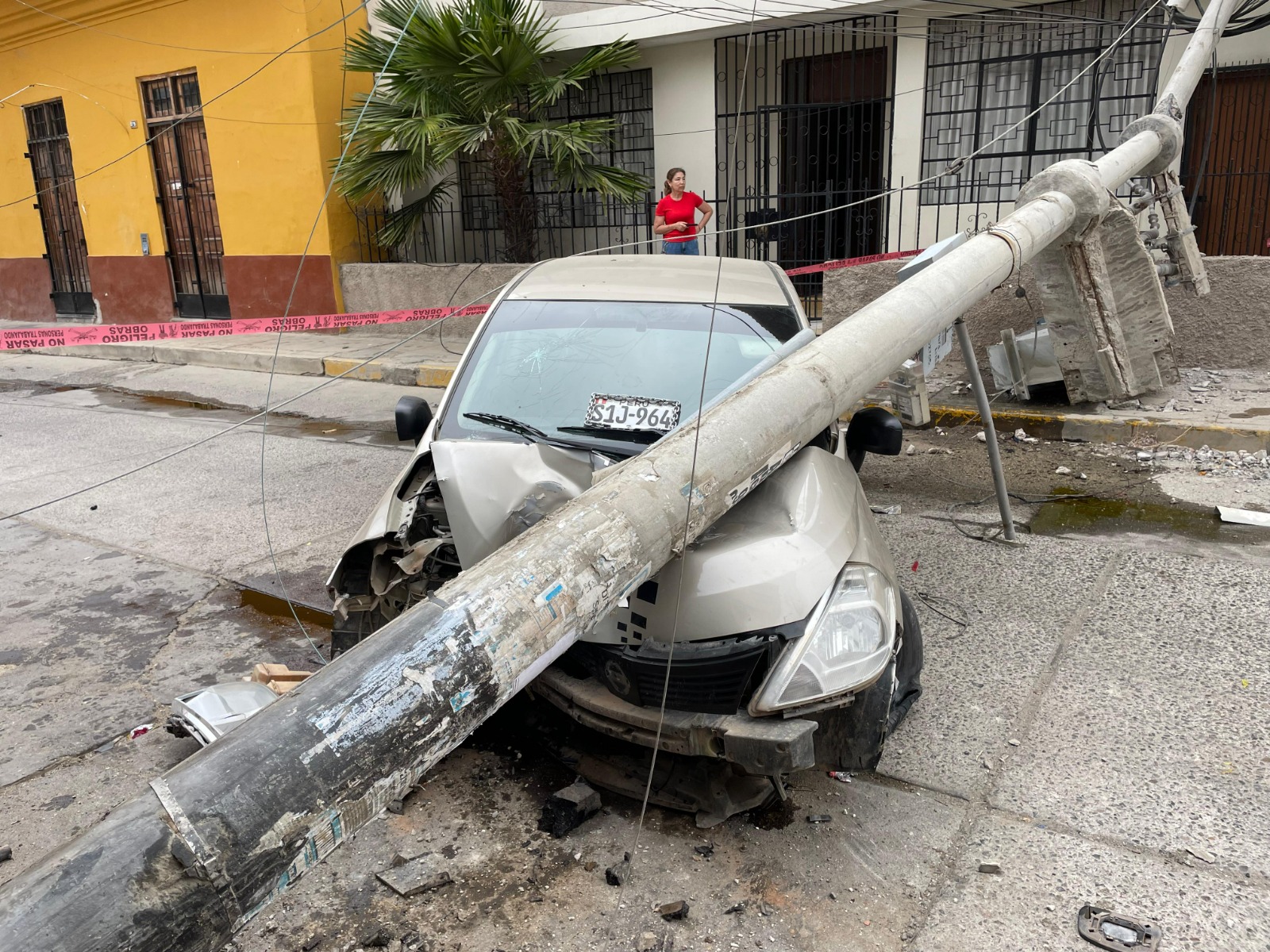 Auto choca contra poste telefónico en centro de Piura