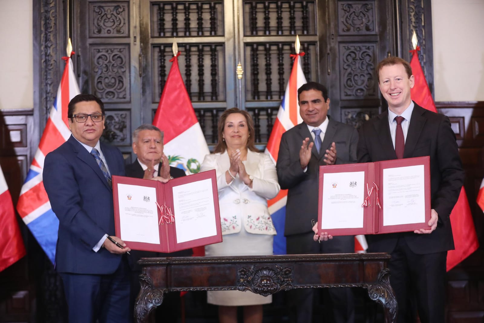 Piura Firma Contrato con Reino Unido para Construcción de Hospital de Alta Complejidad
