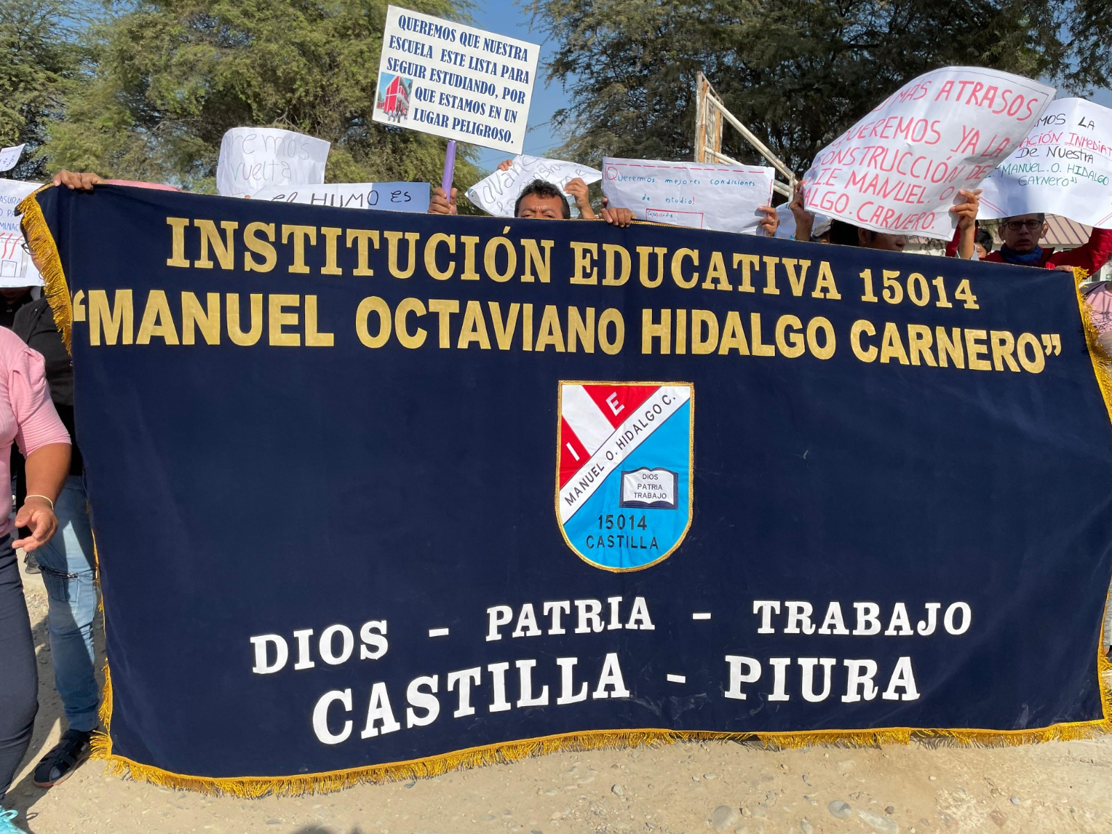 Padres de familia de la I.E Manuel Octaviano Hidalgo Carnero de Castilla protestaron frente a condiciones inadecuadas en las que se encuentran los estudiantes