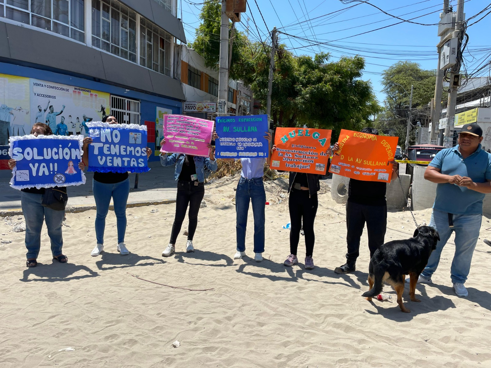 Vecinos de la Av. Sullana protestan por obra inconclusa por parte de la EPS Grau