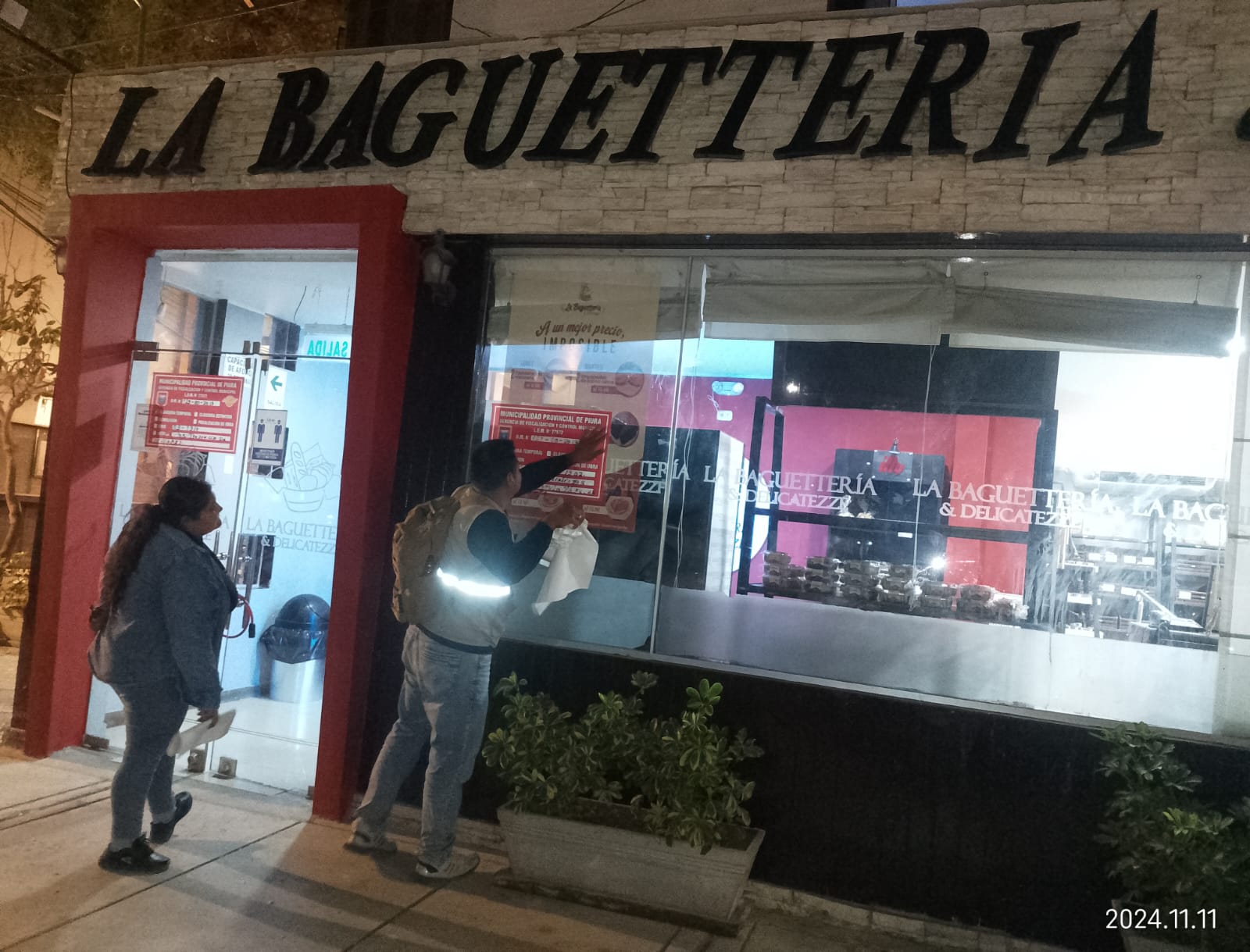 Encuentra cucarachas en la Baguetteria & Delicatezze de la Urb. Santa Isabel