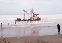 Pescadores son rescatados tras quedar atrapados en el mar de Paita